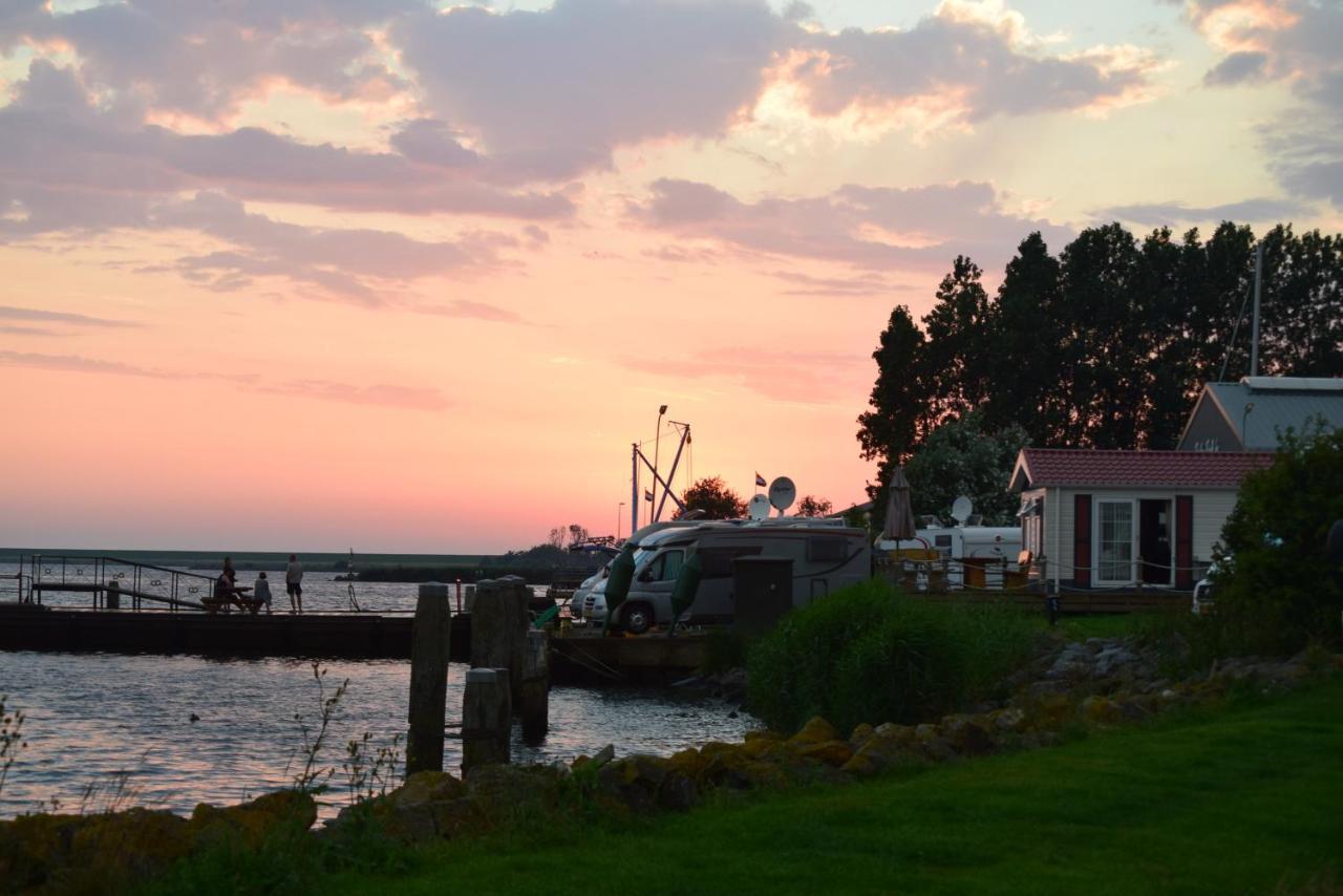 Slaaphuisjes Lauwersmeerplezier! Bed and Breakfast Lauwersoog Exterior foto